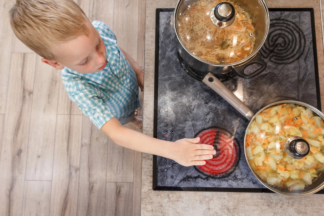 Richtig reagieren bei Verbrennungen und Verbrühungen bei deinem Kind